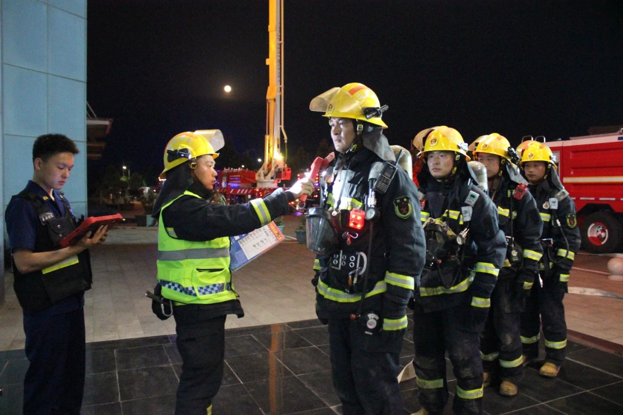 【消防演练】市消防救援支队开展高层建筑综合应急演练