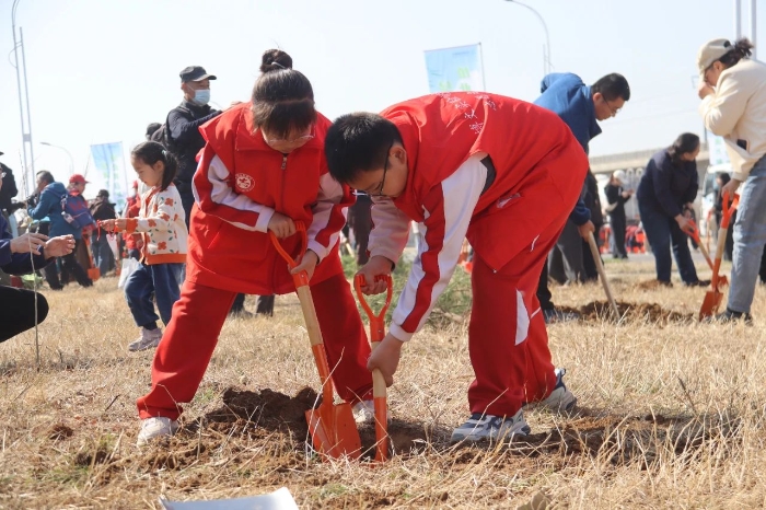 “植此青绿护黄河 绿满齐鲁助双碳”2025蓝天责任植树大行动在高新区举行